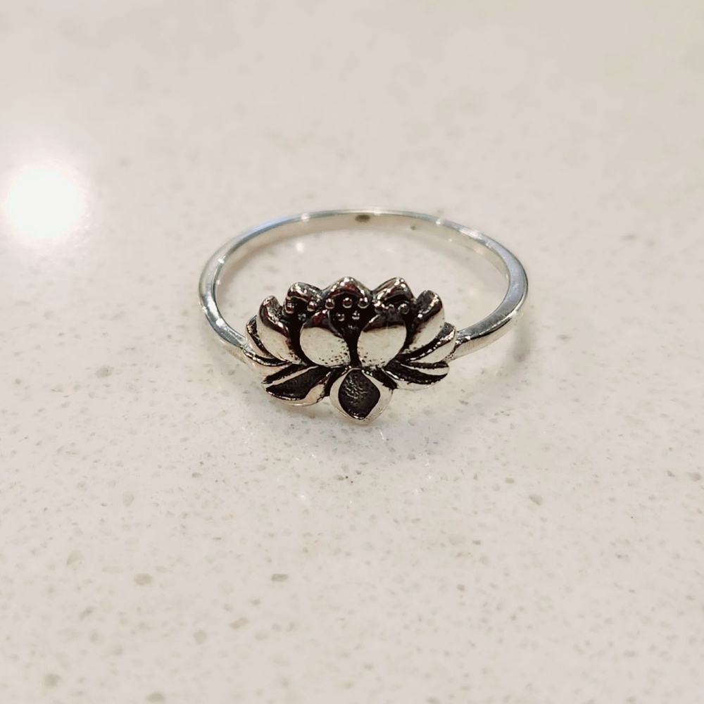 New Sterling Silver Lotus Flower Ring in sizes 7 and 8